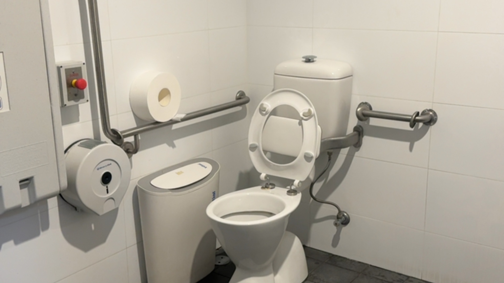 Auburn Ruth Everuss Aquatic Centre - accessible restrooms