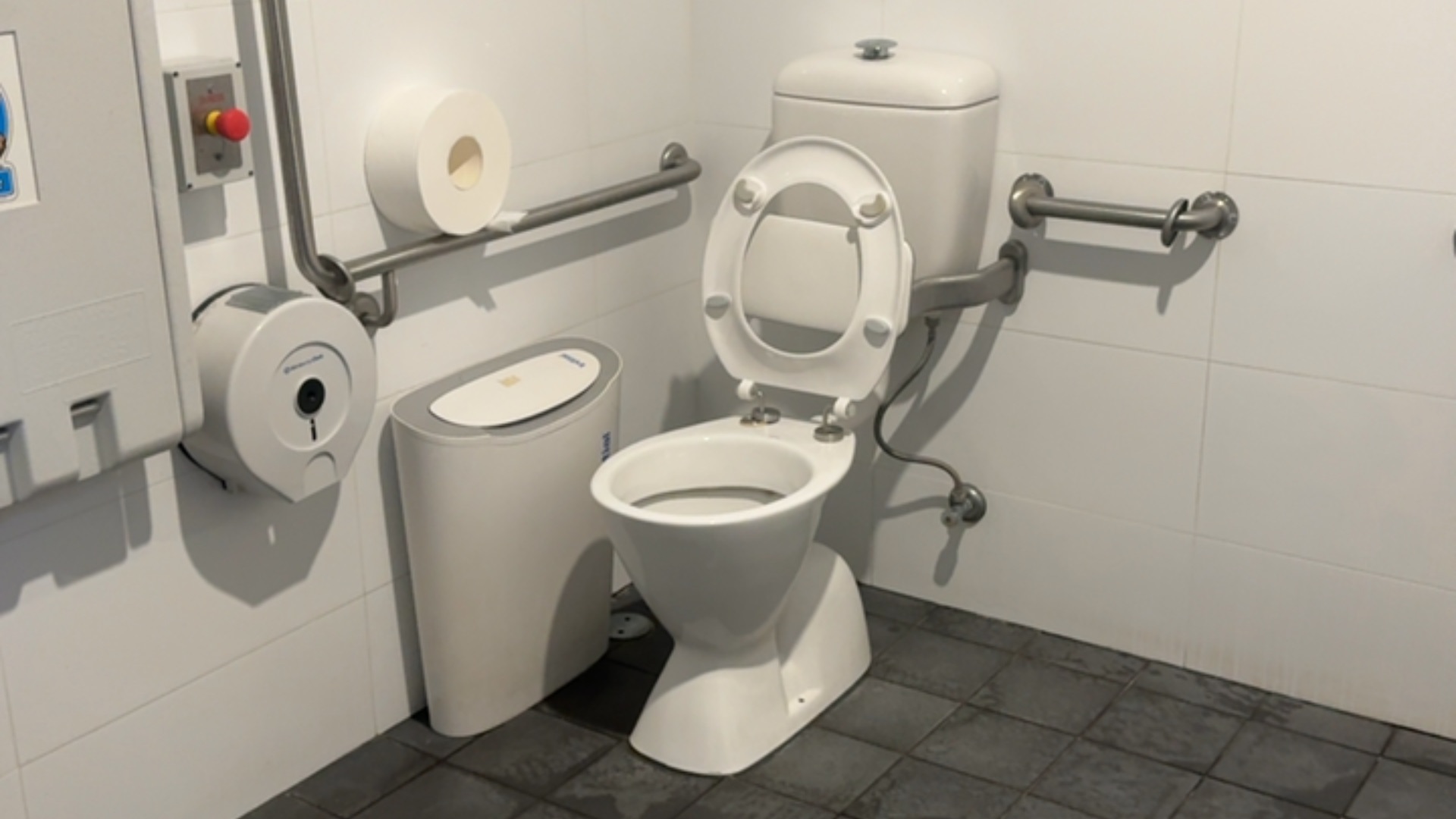 Auburn Ruth Everuss Aquatic Centre - accessible restrooms